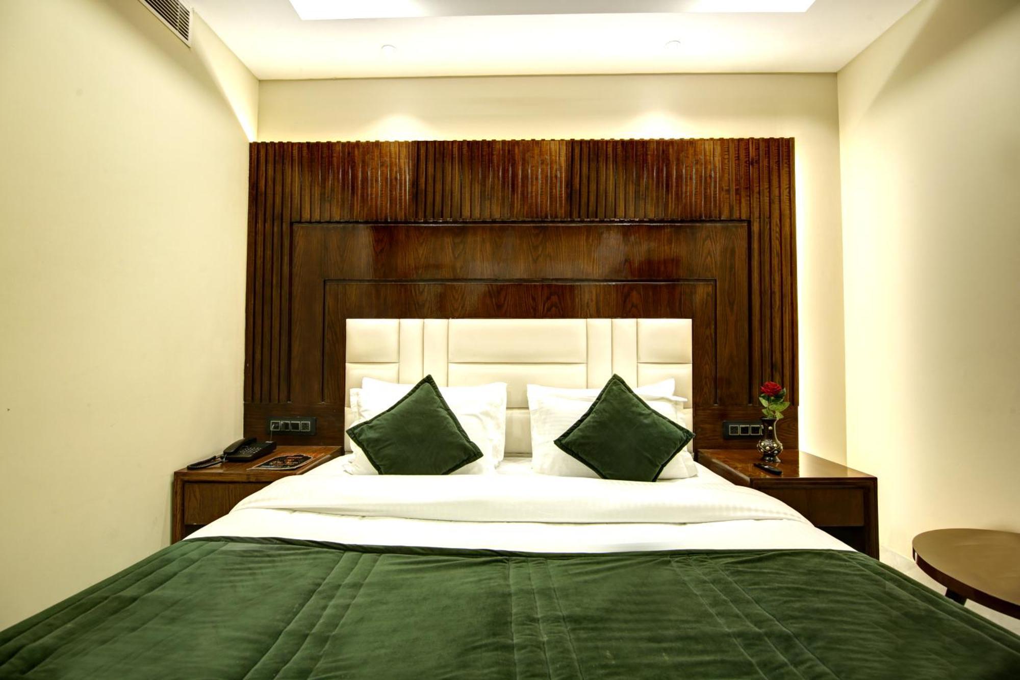 Hotel The Leena Interntional-traveller's Choice Winner 2025 New Delhi