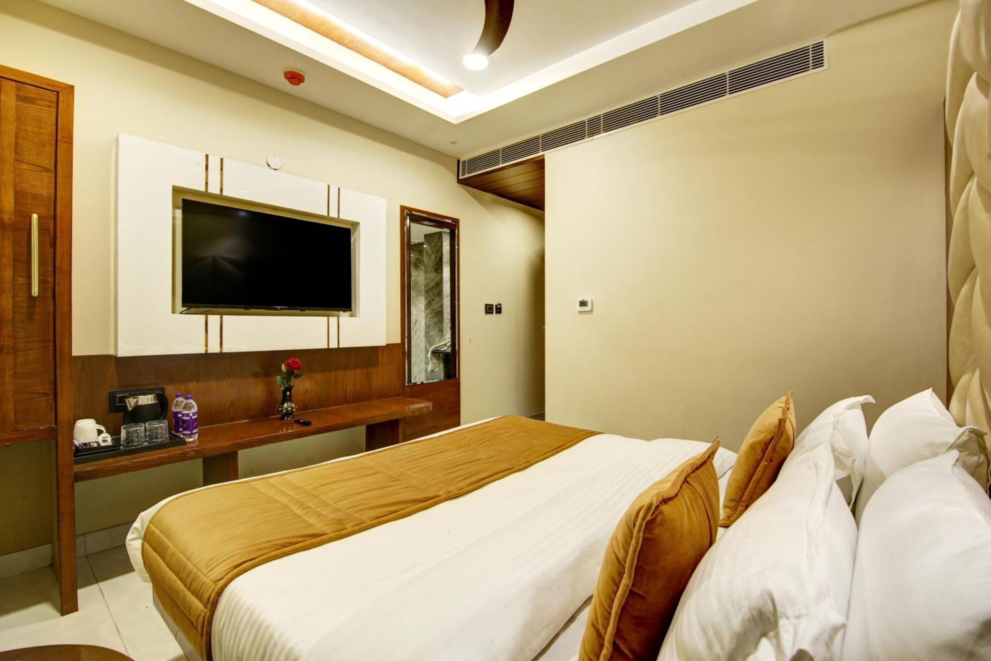Hotel The Leena Interntional-traveller's Choice Winner 2025